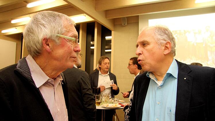 Gotthard Eichstädt (l.), der Sprecher des Forums, im Gespräch mit Werner Tiki Küstenmacher, dem Gastredner des AbendsRichard Sänger