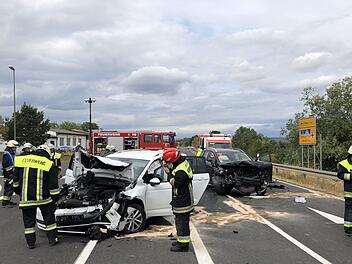 Am 24. August stießen auf der B26 bei Trunstadt im Kreis Bamberg zwei Fahrzeuge frontal zusammen. Fünf Personen wurden verletzt, darunter drei Kinder. Foto: News5/Merzbach