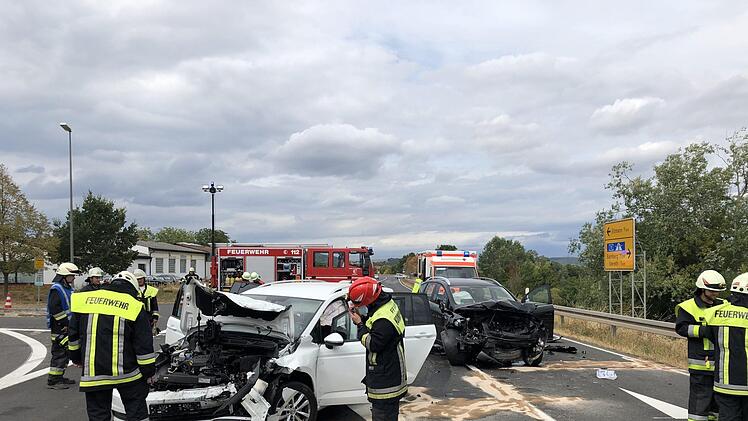 Am 24. August stießen auf der B26 bei Trunstadt im Kreis Bamberg zwei Fahrzeuge frontal zusammen. Fünf Personen wurden verletzt, darunter drei Kinder. Foto: News5/Merzbach
