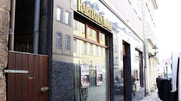Die markante dunkelblaue Granit-Fassade des Hauses Ketschengasse 9 stammt aus dem Jahre 1933. Foto: Ulrike Nauer