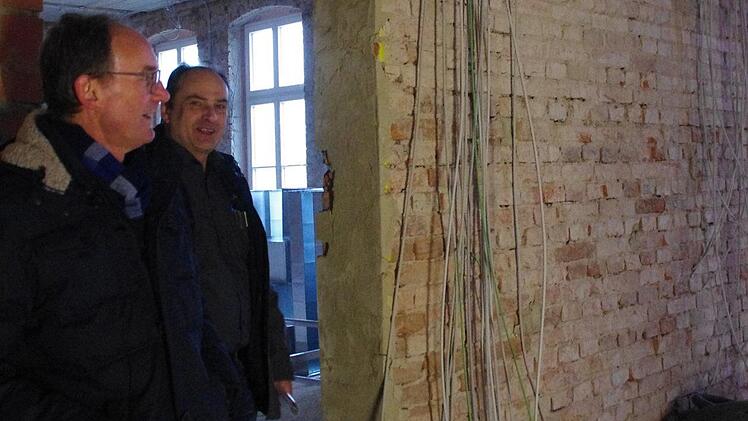 Georg Schönmüller und Günther Daum (v. l.) besichtigten die Baustelle. Foto: Marco Meißner