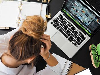 In dieser Woche kann es in Büroräumen sehr heiß werden. Der Arbeitgeber muss ab einer bestimmten Temperatur etwas dagegen unternehmen. Symbolfoto: energepic.com/pexels.com
