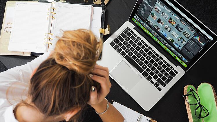 In dieser Woche kann es in Büroräumen sehr heiß werden. Der Arbeitgeber muss ab einer bestimmten Temperatur etwas dagegen unternehmen. Symbolfoto: energepic.com/pexels.com