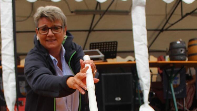 Gerdi Schunke von der Staffelberg-Bräu wischte vor dem Rathaus nicht nur Regen, sondern auch schlechte Laune weg. Ihr konnte das bisschen Wasser zu Festbeginn nicht die Stimmung trüben.