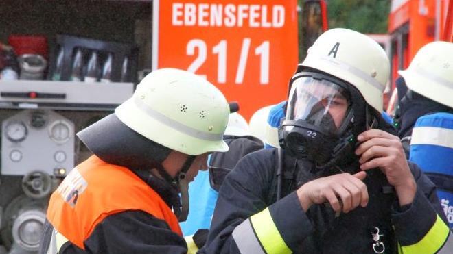 Wenn Rauch aus dem Gebäude strömt, sind Atemschutzgeräte für die am Rettungseinsatz beteiligten Feuerwehrleute ein Muss. Foto: Mario Deller