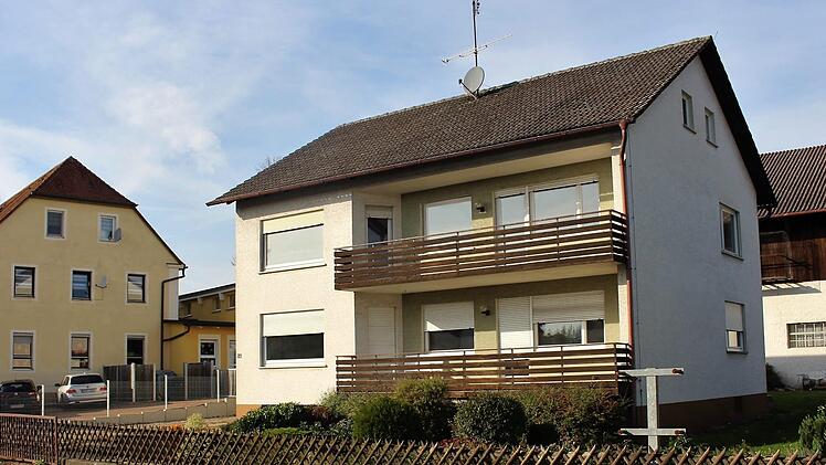 Den leerstehenden Bauernhof im Vordergrund hat die Gemeinde Mühlhausen erworben. Links davon der Kindergarten, in dem der Platz knapp geworden ist. Wie die Gemeinde weiter verfährt, bleibt abzuwarten. Foto: Evi Seeger