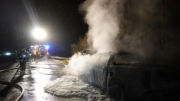 Autobrand auf der A70 bei Ha&szlig;furt: Vollsperrung und Rettungseinsatz
