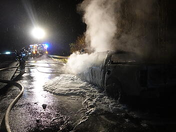 Autobrand auf der A70 bei Haßfurt: Vollsperrung und Rettungseinsatz