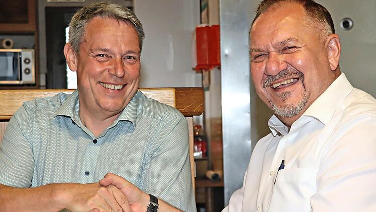 B&uuml;rgermeister Matthias M&uuml;ller (rechts) und der wiedergew&auml;hlte Gro&szlig;ziegenfelder Ortssprecher Andre Hessner.Roland Dietz