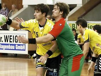 Abwehrchef Tomas Riha zählte beim souveränen Auswärtssieg des HSC 2000 Coburg letzte Woche in Magdeburg zu den besten Akteuren. Er soll auch am Sonntag, wenn die "Gelb-Schwarzen" in der HUK- Arena den SV Anhalt-Bernburg empfangen, am eigenen Kreis aufräumen. Foto: Iris Bilek