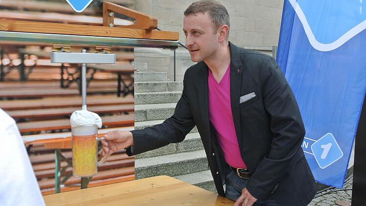 Der richtige Schub: Joachim Stark an der Bierkrugschiebe-Station. Fotos: kra