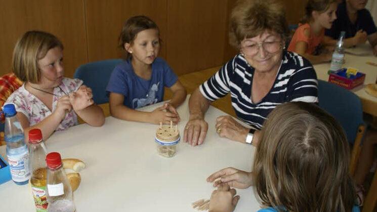 "Dieses Spiel hat mein Mann selbst gebaut", erzählte Lesepatin Elsa Kulla ihren kleinen Mitspielerinnen. Foto: sw