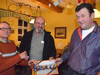 Manfred Schramm überreichte an Wolf-Dieter Meixner und Ingo Wolfschmidt (von links) ein Bild von der Straßenübergabe zwischen Dürrenried und Käßlitz vor genau 25 Jahren. Foto: Gerhard Schmidt