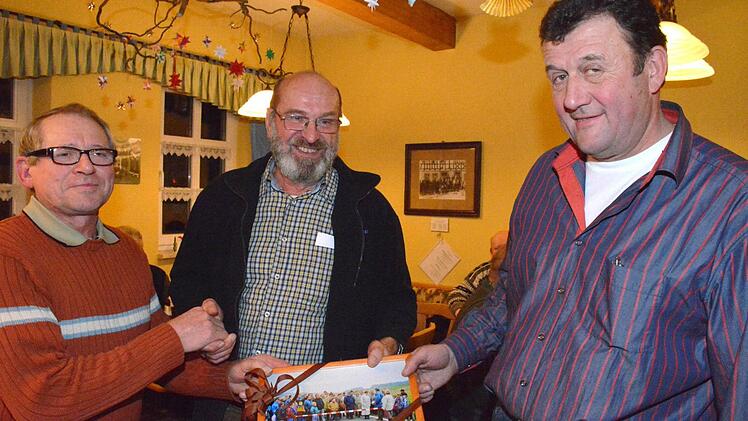 Manfred Schramm überreichte an Wolf-Dieter Meixner und Ingo Wolfschmidt (von links) ein Bild von der Straßenübergabe zwischen Dürrenried und Käßlitz vor genau 25 Jahren. Foto: Gerhard Schmidt