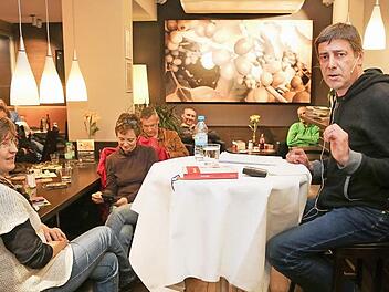 Hans Kurz (r.) unterhielt sein Forchheimer Publikum mit seiner spannenden Geschichte.  Foto: Barbara Herbst