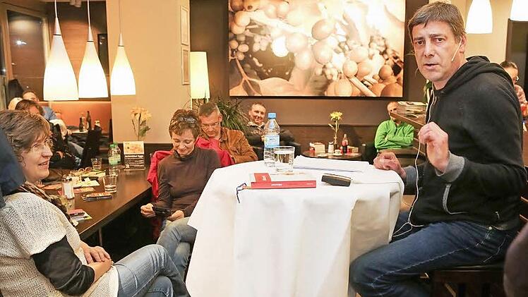Hans Kurz (r.) unterhielt sein Forchheimer Publikum mit seiner spannenden Geschichte.  Foto: Barbara Herbst