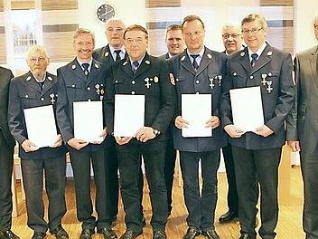 Für 40-jährige Aktivität erhielten Karl Fassold, Karl Weber (FW Hirschbrunn), Siegfried Metzner, Gerhard Luckert (FW Mönchsambach), Johann Denzler (FW Unterneuses) Ehrennadeln und Urkunden. Im Bild die Geehrten mit Bürgermeister Johannes Maciejonczyk, Kreisbrandinspektor Friedrich Riemer, Kreisbrandmeister Sascha Martin, Kreisbrandrat Bernhard Ziegmann und rechts stellv. Landrat Rüdiger Gerst Foto: Elke Pieger