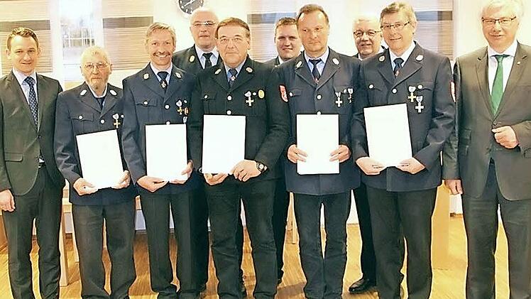 Für 40-jährige Aktivität erhielten Karl Fassold, Karl Weber (FW Hirschbrunn), Siegfried Metzner, Gerhard Luckert (FW Mönchsambach), Johann Denzler (FW Unterneuses) Ehrennadeln und Urkunden. Im Bild die Geehrten mit Bürgermeister Johannes Maciejonczyk, Kreisbrandinspektor Friedrich Riemer, Kreisbrandmeister Sascha Martin, Kreisbrandrat Bernhard Ziegmann und rechts stellv. Landrat Rüdiger Gerst Foto: Elke Pieger