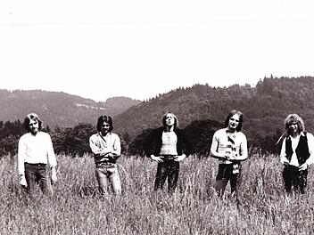 Norbert Rösch (links) steht seit 50 Jahren auf den Rockbühnen. In den Siebzigern spielte er bei den "Vampires" zusammen mit (weiter nach rechts) Udo Walder, Jürgen Fechter (ehemals "Scorpions"), Gary Gareiß und Dieter Klier. Die Aufnahme entstand 1978. Foto: privat