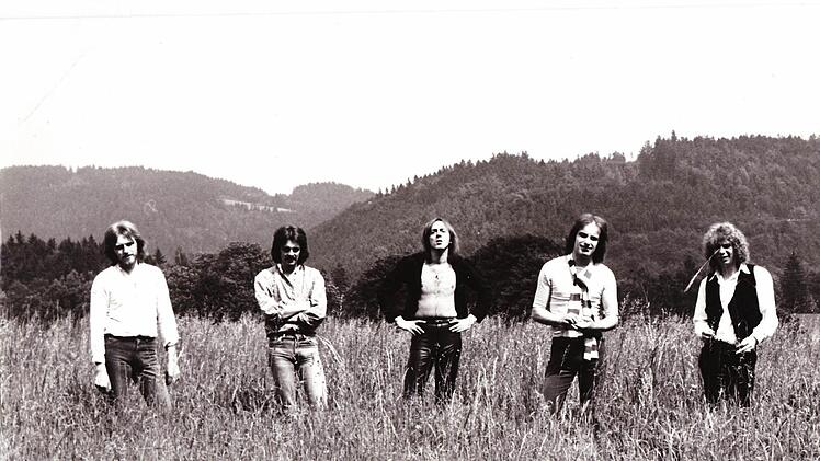 Norbert Rösch (links) steht seit 50 Jahren auf den Rockbühnen. In den Siebzigern spielte er bei den "Vampires" zusammen mit (weiter nach rechts) Udo Walder, Jürgen Fechter (ehemals "Scorpions"), Gary Gareiß und Dieter Klier. Die Aufnahme entstand 1978. Foto: privat
