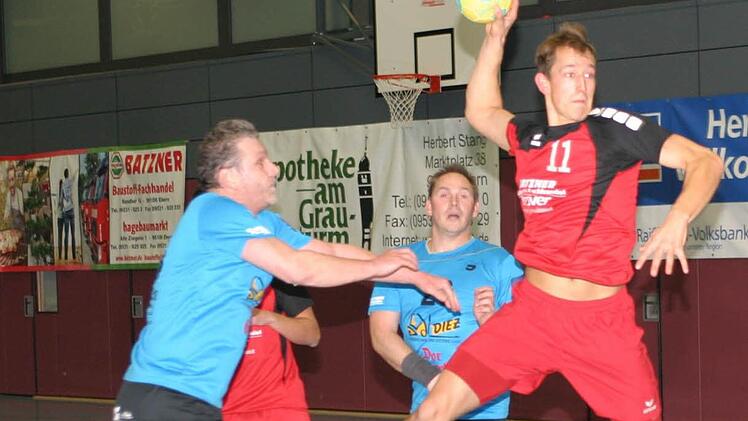 Seppi Weiß wie man ihn kennt, bei einem seiner gefährlichen Sprungwürfe, hier zur 7:3-Führung.