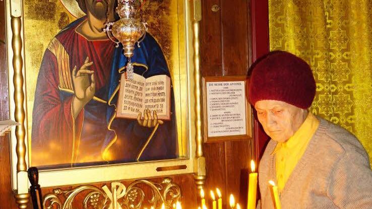Ikonen und Kerzen sind ein Teil der orthodoxen Frömmigkeit. Orthodoxe Weihnacht in Bischofsheim. Foto: Marion Eckert
