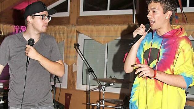 "Feel.iks featuring Rocket MC" rapten auf der kleinen B&uuml;hne im TSV-Gastraum. Die beiden waren eigens aus Schwandorf nach Presseck gekommen. Im vergangenen Jahr mussten sie absagen. Fotos: Sonny Adam