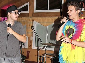 "Feel.iks featuring Rocket MC" rapten auf der kleinen Bühne im TSV-Gastraum. Die beiden waren eigens aus Schwandorf nach Presseck gekommen. Im vergangenen Jahr mussten sie absagen. Fotos: Sonny Adam