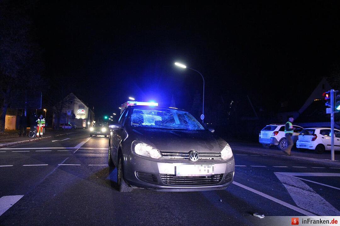 Auto erfasst zwei Fußgänger in Igensdorf