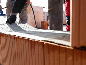 Die vorgefertigten Mörtelpads müssen auf der Baustelle nur noch bewässert werden. Foto: Unipor