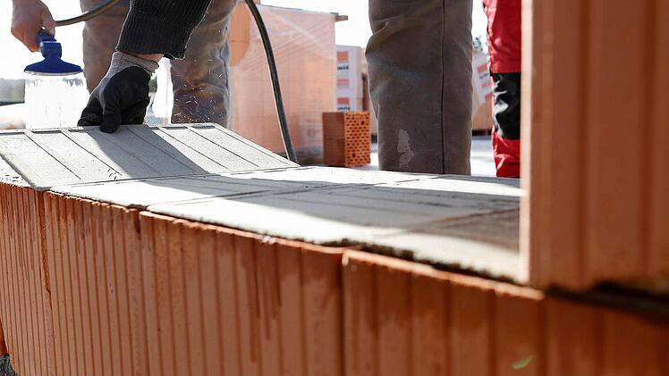Die vorgefertigten Mörtelpads müssen auf der Baustelle nur noch bewässert werden. Foto: Unipor