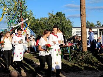 Sieben Paare umkreisten den Hannberger Kerwabaum. Foto: Richard Sänger