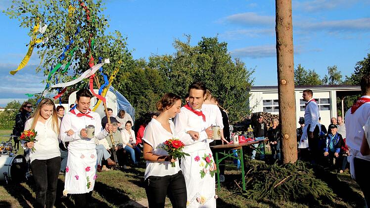 Sieben Paare umkreisten den Hannberger Kerwabaum. Foto: Richard Sänger