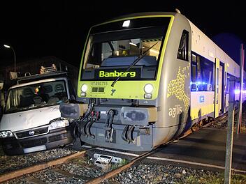 Richtig Glück hatte der Fahrer des Firmen-Kleinbusses, der mit dem Triebwagen zusammenkrachte.   Ralf Kestel