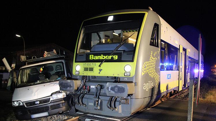 Richtig Glück hatte der Fahrer des Firmen-Kleinbusses, der mit dem Triebwagen zusammenkrachte.   Ralf Kestel