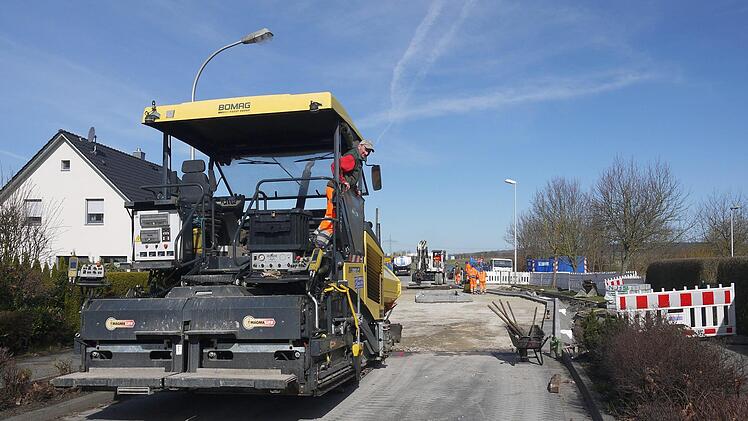 Weil die schweren   Maschinen auf der Baustelle verbleiben, wird die Lauterer Straße das Wochenende über nicht befahrbar sein.Berthold Köhler