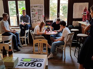 Im "Freiraum" in Bamberg erarbeiten junge Erwachsene verschiedene Ideen, wie sie sich Bamberg im Jahr 2050 vorstellen. Foto: Sarah Seewald