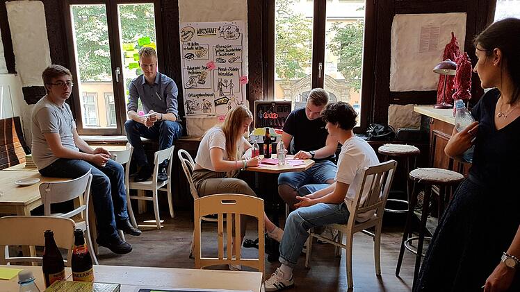 Im "Freiraum" in Bamberg erarbeiten junge Erwachsene verschiedene Ideen, wie sie sich Bamberg im Jahr 2050 vorstellen. Foto: Sarah Seewald