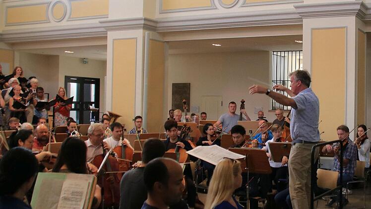 Richard Cooke probt mit dem Philharmonischen Orchester, dem Chor des Landestheaters und der Royal Choral Society die "Sea Symphony" von Ralph Vaughan Williams in der Coburger Morizkirche.Foto: Jochen Berger