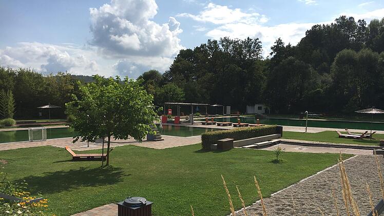 Top hergerichtet, nur die Besucher fehlen, aber nicht nur dem Ebracher Freibad.Foto: Anette Schreiber