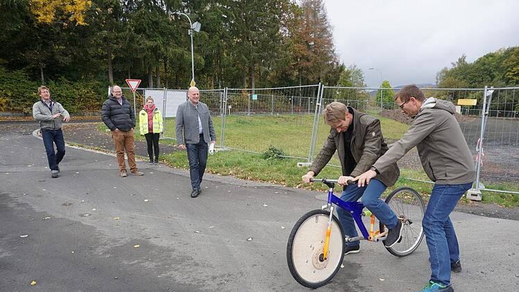 Alexander Zeller ließ sich nicht lang bitten, das Pumpbike von Siegfried  Neumann auszuprobieren. Foto: Marion Eckert