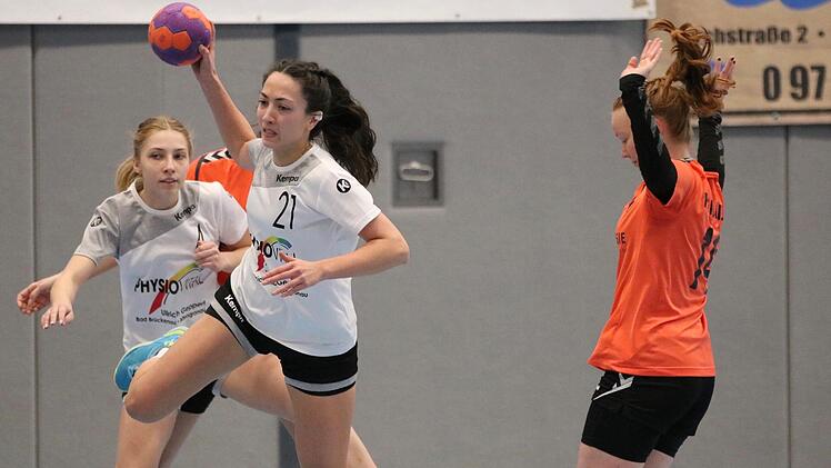Gegen die HG Maintal souverän gewonnen: Inci Abbate (FC Bad Brückenau II, am Ball) und Teamkollegin Jana Gebhard. Foto: Sebastian Schmitt
