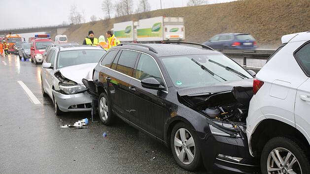 A9-Unfall am Freitagnachmittag: 13 Fahrzeuge verungl&uuml;ckten bei insgesamt vier Unf&auml;llen auf der Autobahn. Die Bilanz: acht Verletzte. Foto: NEWS5/Fricke