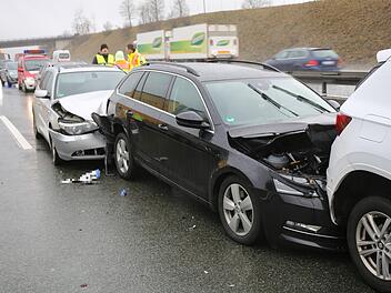 A9-Unfall am Freitagnachmittag: 13 Fahrzeuge verunglückten bei insgesamt vier Unfällen auf der Autobahn. Die Bilanz: acht Verletzte. Foto: NEWS5/Fricke