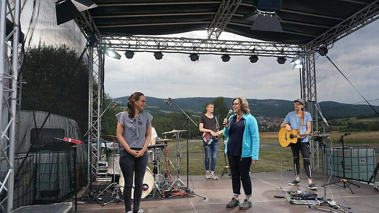 Dina Ketzer, CVJM-Jugendevangelistin, war die Referentin der ersten  Missio-Camp-Tage. Sie wurde von Anke Schroth (rechts) vorgestellt. Foto: Marion Eckert