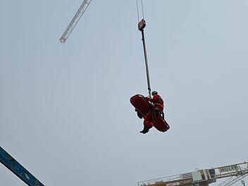 Höhenretter im Einsatz - Bauarbeiter abgestürzt