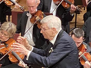 Volle Konzentration über eine Stunde erwartet Herbert Blomstedt nicht nur von seinen Musikern, sondern die fordert der 94-Jährige auch von sich selbst. In die Partitur muss er dabei schon lange nicht mehr schauen.