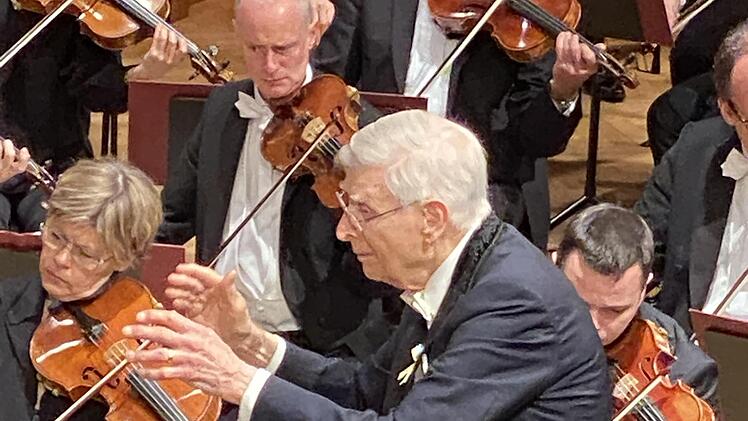 Volle Konzentration über eine Stunde erwartet Herbert Blomstedt nicht nur von seinen Musikern, sondern die fordert der 94-Jährige auch von sich selbst. In die Partitur muss er dabei schon lange nicht mehr schauen.