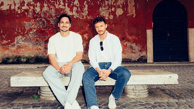 Zwei Altersgenossen und Fußball-Verrückte in der Ewigen Stadt: Podcast-Star Tommi Schmitt, 36, begleitete in seiner Langzeit-Doku "Hummels - La Finale" die nur sechs Wochen ältere Fußballegende Mats Hummels durch die letzte Saison der Karriere. Schön, auch für die Bilder: Sie fand beim AS Rom statt.