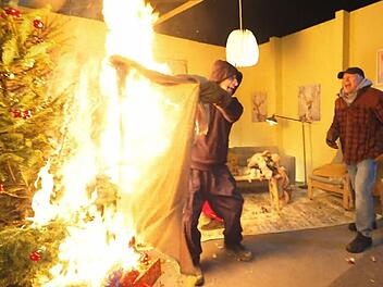 Der Arm eines Mitarbeites f&auml;ngt Feuer, nachdem Stefan Raab in "Die Stefan Raab Show" einen Weihnachtsbaum angez&uuml;ndet hat.